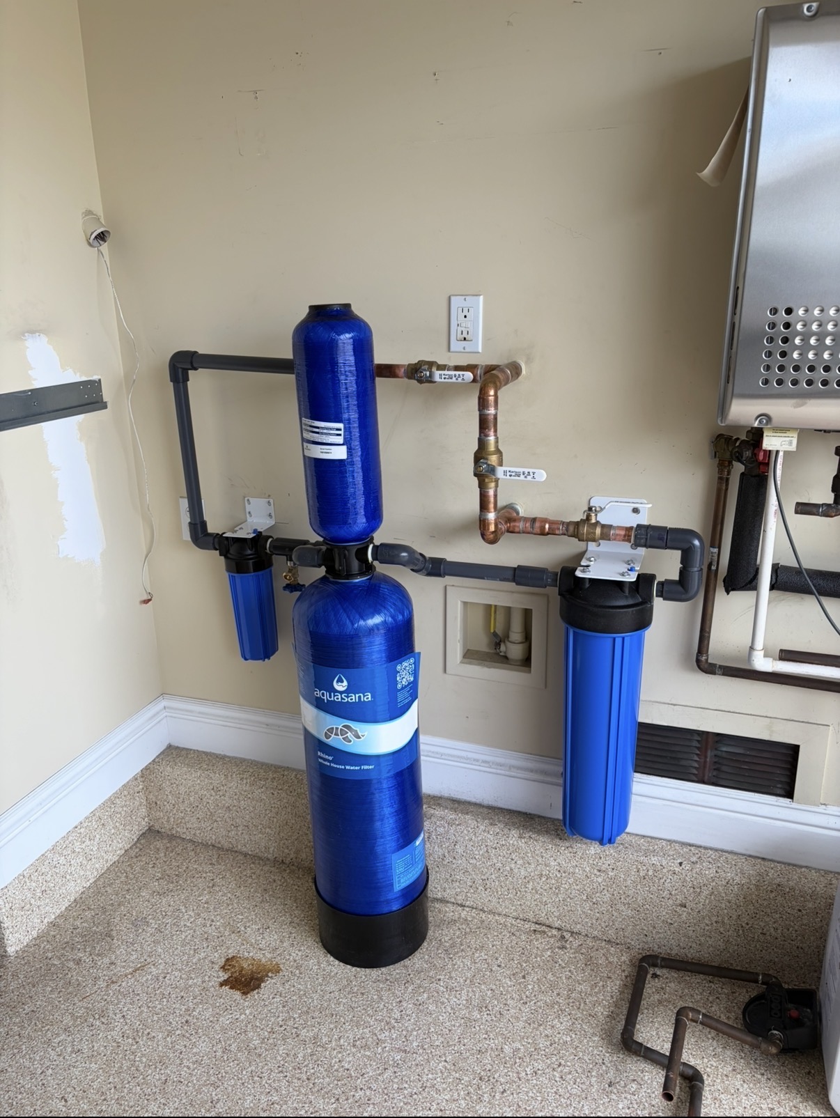 Installed whole-home water filtration system with copper pipework